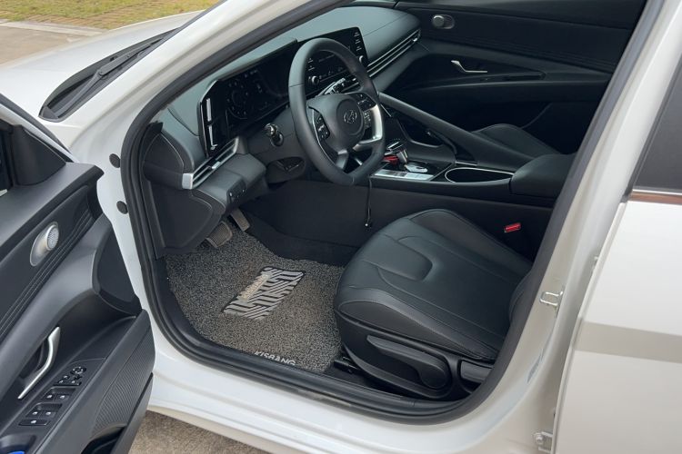 Used Hyundai Elantra 2022 1.5L CVT GLX Elite Edition Interior 2