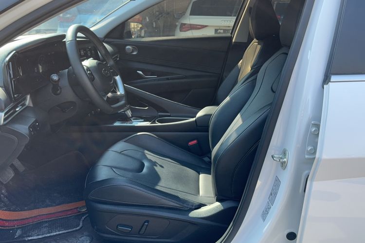 Used Hyundai Elantra 2022 1.5L CVT LUX Prestige Edition Interior 2