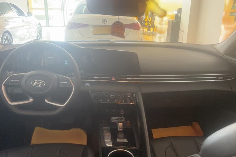 Used Hyundai Elantra 2022 1.5L CVT LUX Prestige Edition Interior 3