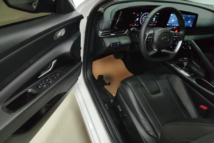 Used Hyundai Elantra 2022 1.5L CVT LUX Prestige Edition Interior 3