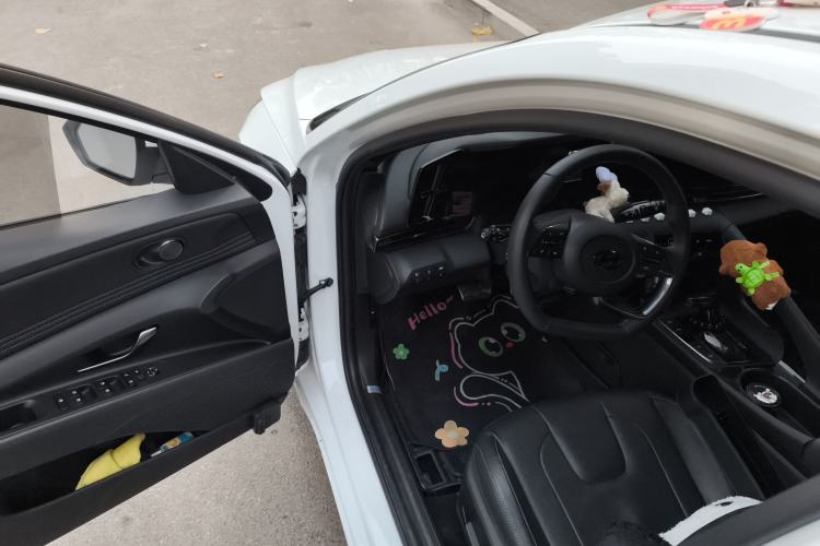 Used Hyundai Elantra 2022 240TGDi DCT LUX Prestige Edition Interior 3