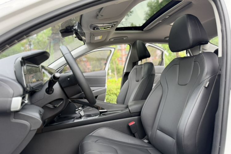 Used Hyundai Elantra 2022 1.5L CVT LUX Prestige Edition Interior 3