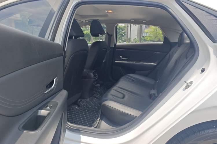 Used Hyundai Elantra 2022 1.5L CVT LUX Prestige Edition Interior 3