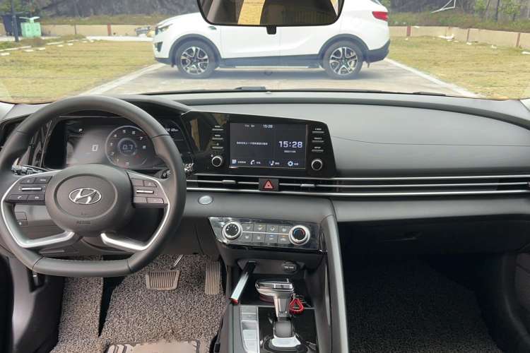 Used Hyundai Elantra 2022 1.5L CVT GLX Elite Edition Interior 3