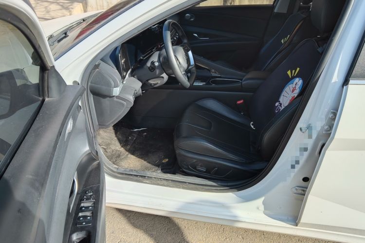 Used Hyundai Elantra 2022 1.5L CVT LUX Prestige Edition Interior 3