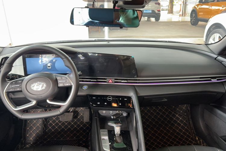 Used Hyundai Elantra 2022 1.5L CVT 20th Anniversary Edition Interior 3