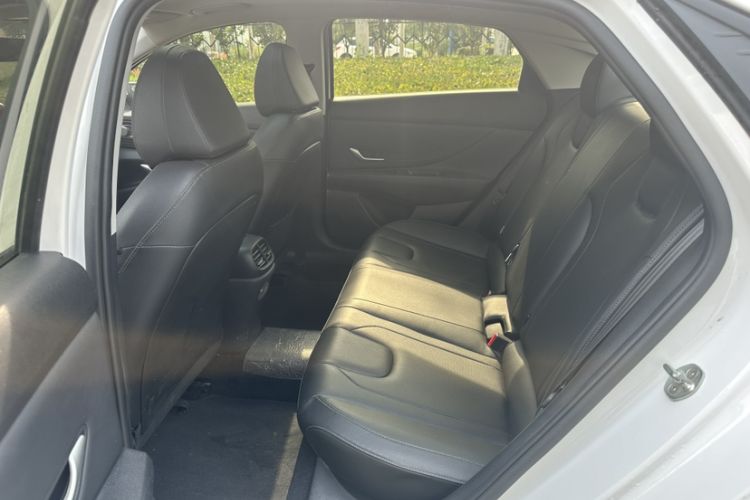 Used Hyundai Elantra 2022 1.5L CVT GLX Elite Edition Interior 4