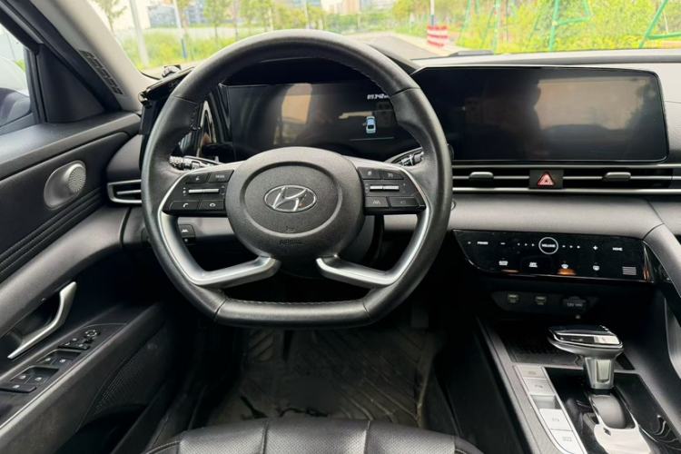 Used Hyundai Elantra 2022 1.5L CVT LUX Prestige Edition Interior 4