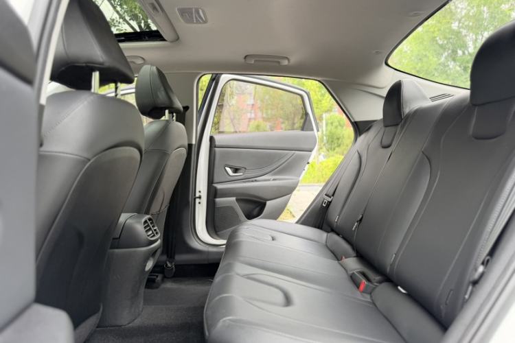 Used Hyundai Elantra 2022 1.5L CVT LUX Prestige Edition Interior 4