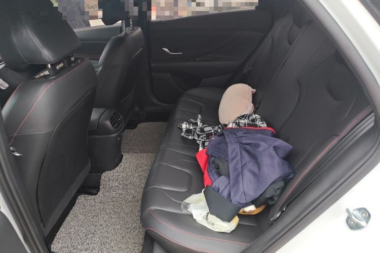Used Hyundai Elantra 2022 1.5L CVT LUX Prestige Edition Interior 4