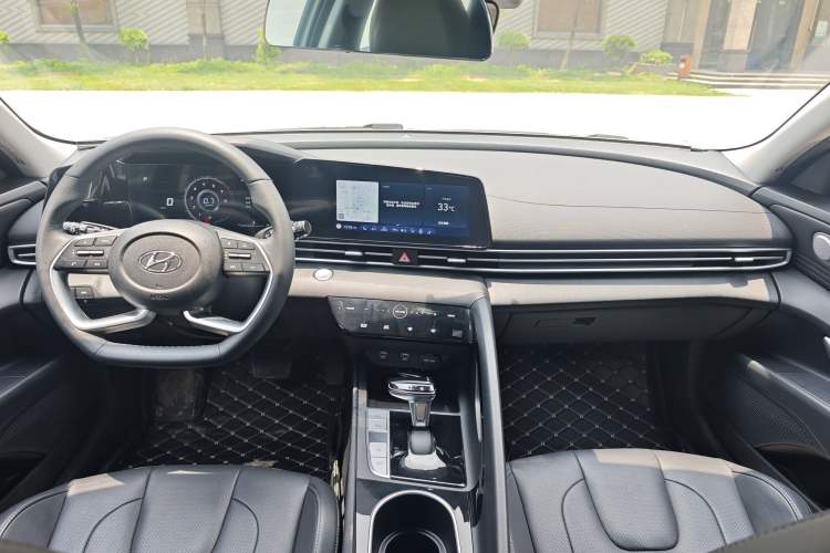 Used Hyundai Elantra 2022 1.5L CVT LUX Prestige Edition Interior 4
