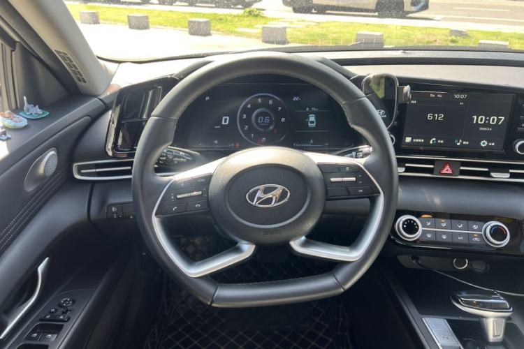 Used Hyundai Elantra 2022 1.5L CVT GLX Elite Edition Interior 4