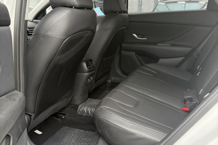 Used Hyundai Elantra 2022 1.5L CVT GLX Elite Edition Interior 5