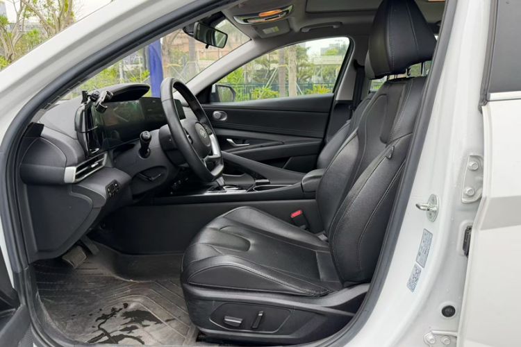 Used Hyundai Elantra 2022 1.5L CVT LUX Prestige Edition Interior 5
