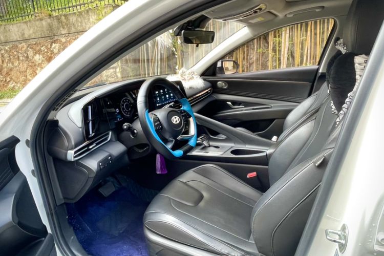 Used Hyundai Elantra 2022 1.5L CVT LUX Prestige Edition Interior 5