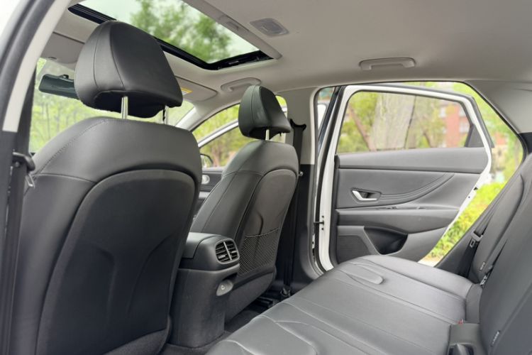 Used Hyundai Elantra 2022 1.5L CVT LUX Prestige Edition Interior 5