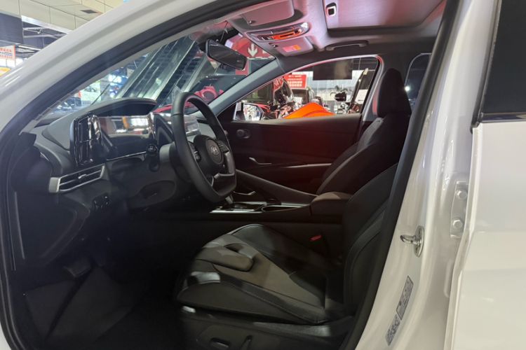 Used Hyundai Elantra 2022 1.5L CVT LUX Prestige Edition Interior 5