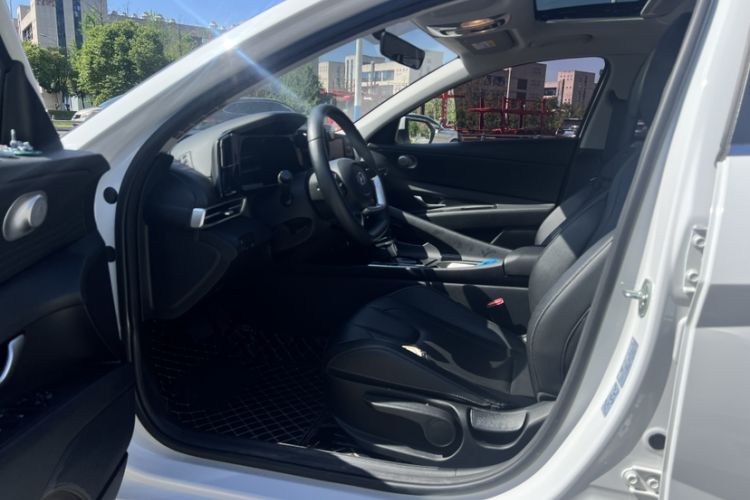 Used Hyundai Elantra 2022 1.5L CVT GLX Elite Edition Interior 5