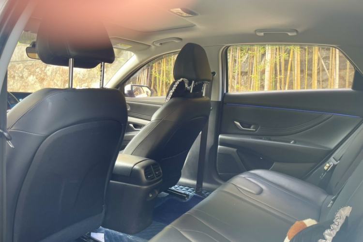 Used Hyundai Elantra 2022 1.5L CVT LUX Prestige Edition Interior 6