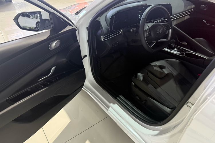 Used Hyundai Elantra 2022 1.5L CVT LUX Prestige Edition Interior 6