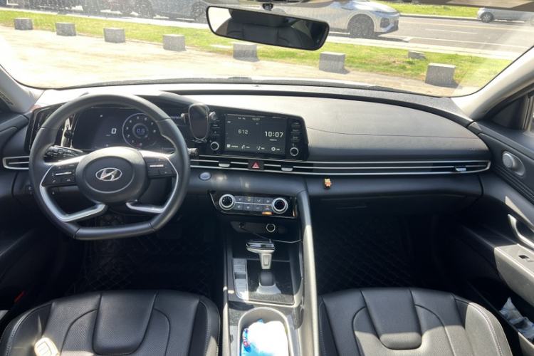 Used Hyundai Elantra 2022 1.5L CVT GLX Elite Edition Interior 6
