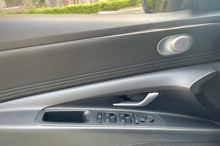Used Hyundai Elantra 2022 1.5L CVT LUX Prestige Edition Interior 7