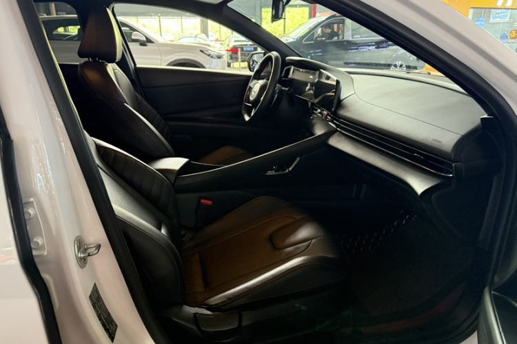 Used Hyundai Elantra 2022 240TGDi DCT LUX Prestige Edition Interior 8