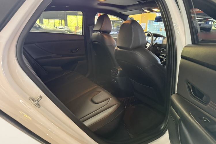 Used Hyundai Elantra 2022 240TGDi DCT LUX Prestige Edition Interior 9
