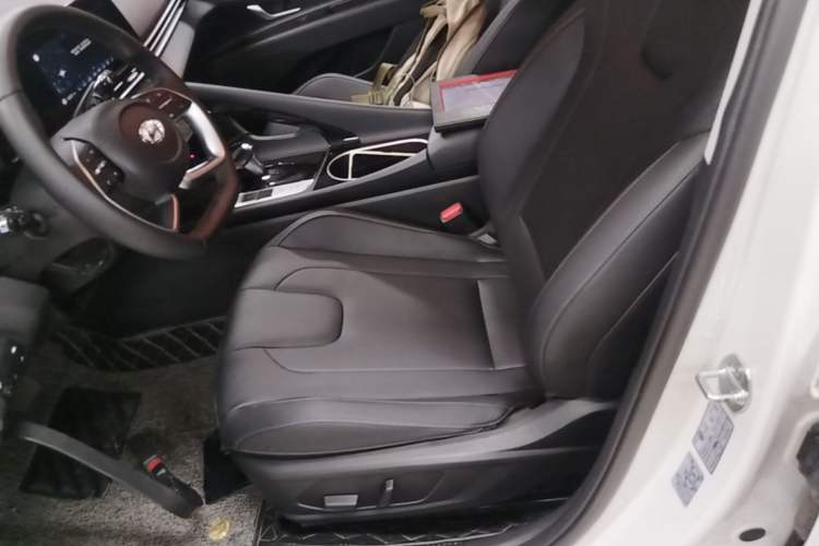 Used Hyundai Elantra 2022 1.5L CVT LUX Prestige Edition Left Front Seat