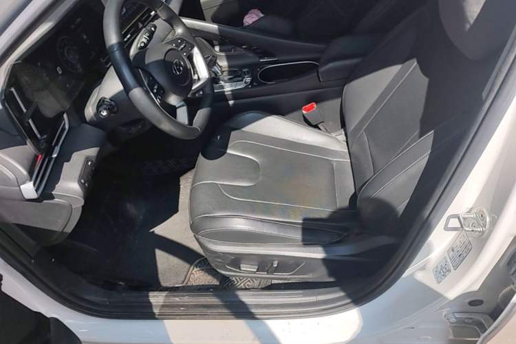 Used Hyundai Elantra 2022 1.5L CVT LUX Prestige Edition Left Front Seat