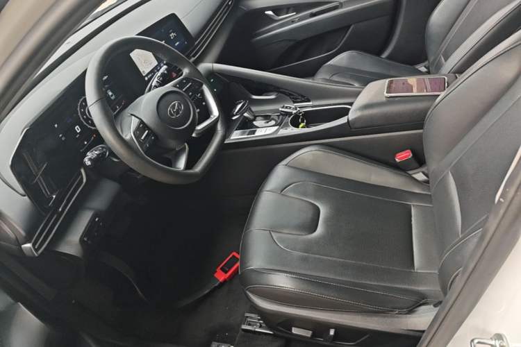 Used Hyundai Elantra 2022 1.5L CVT LUX Prestige Edition Left Front Seat