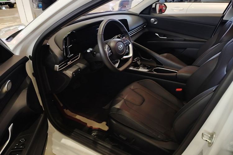 Used Hyundai Elantra 2022 1.5L CVT LUX Prestige Edition Left Front Seat