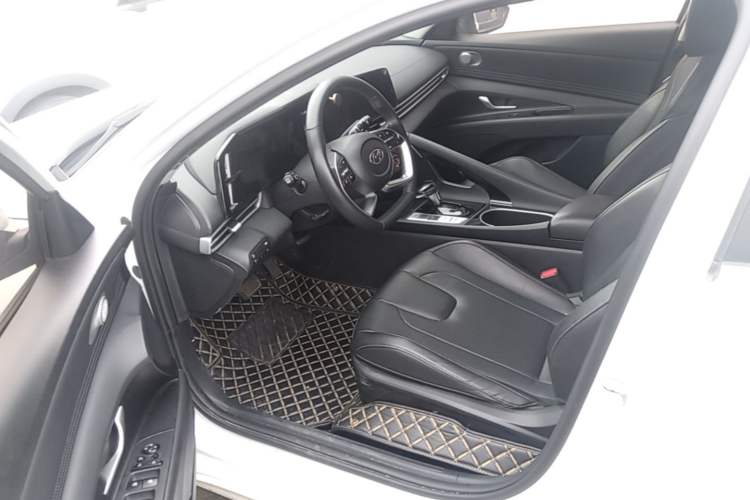 Used Hyundai Elantra 2022 1.5L CVT LUX Prestige Edition Left Front Seat