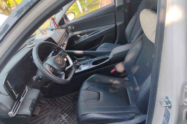 Used Hyundai Elantra 2022 1.5L CVT LUX Prestige Edition Left Front Seat