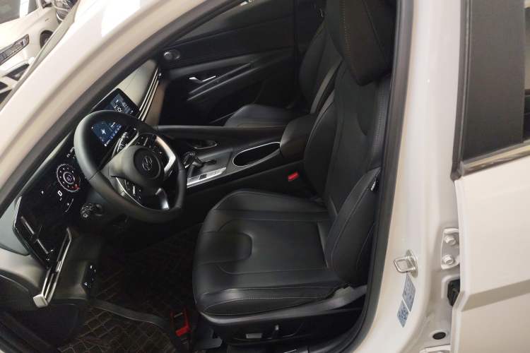 Used Hyundai Elantra 2022 1.5L CVT LUX Prestige Edition Left Front Seat