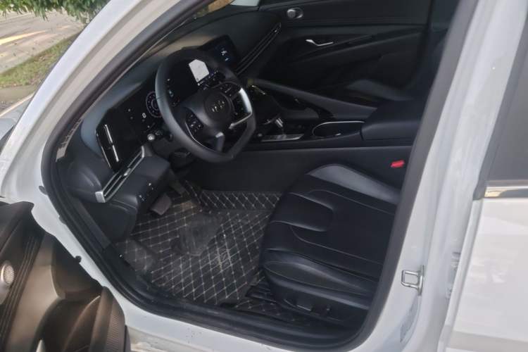 Used Hyundai Elantra 2022 1.5L CVT LUX Prestige Edition Left Front Seat