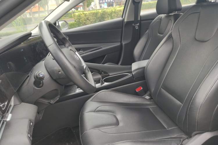 Used Hyundai Elantra 2022 1.5L CVT LUX Prestige Edition Left Front Seat