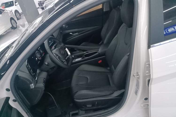 Used Hyundai Elantra 2022 1.5L CVT LUX Prestige Edition Left Front Seat