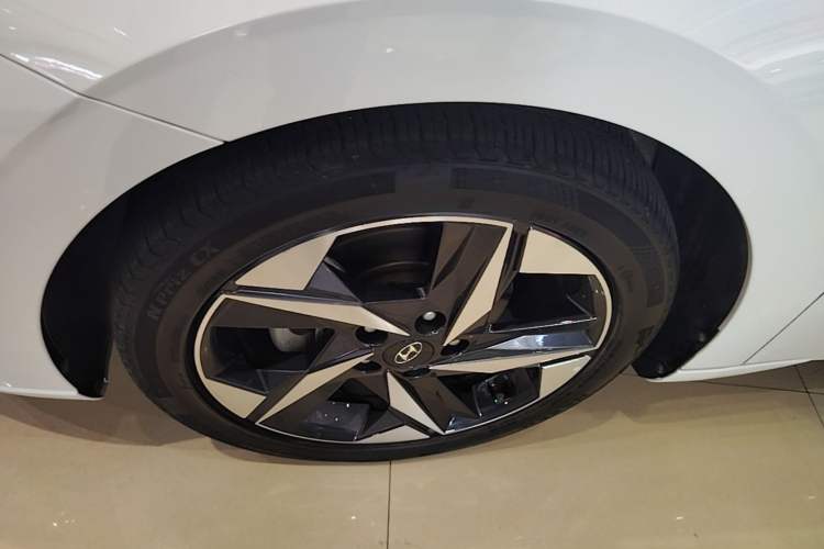 Used Hyundai Elantra 2022 1.5L CVT LUX Prestige Edition Left Front Wheel Hub