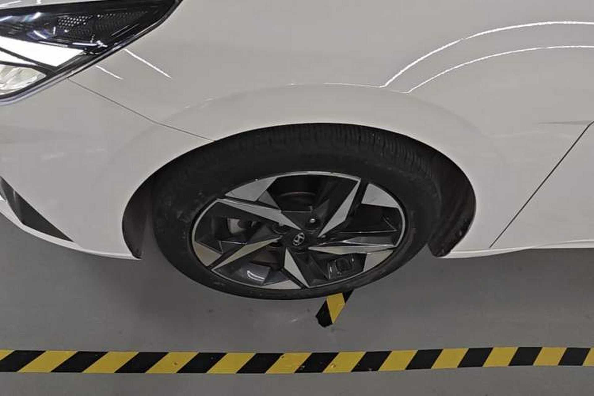 Used Hyundai Elantra 2022 240TGDi DCT LUX Prestige Edition Left Front Wheel Hub
