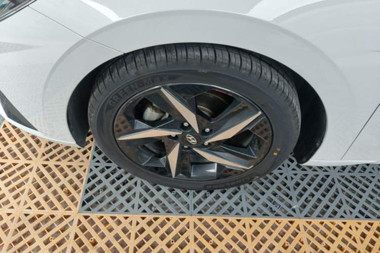 Used Hyundai Elantra 2022 1.5L CVT LUX Prestige Edition Left Front Wheel Hub