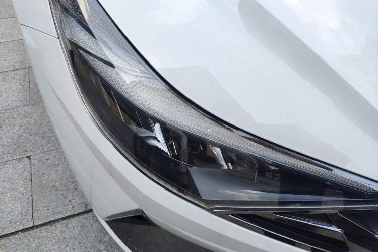 Used Hyundai Elantra 2022 1.5L CVT LUX Prestige Edition Right Front Headlight