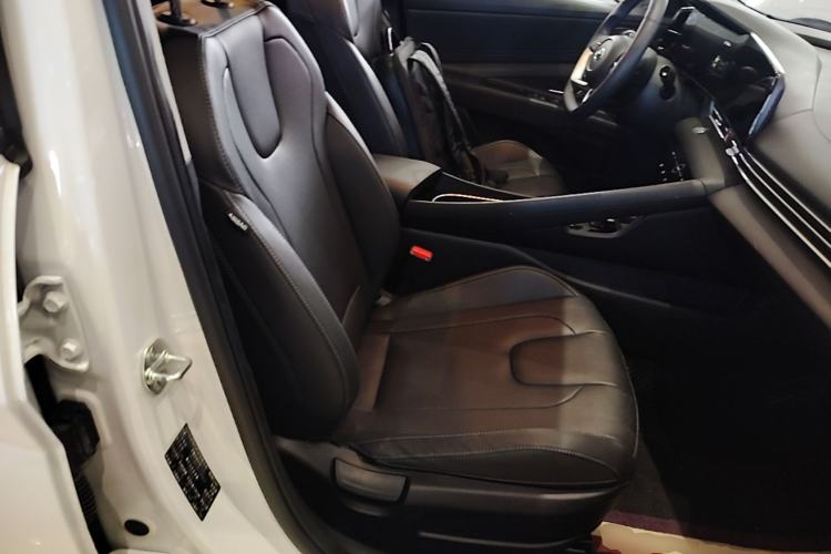 Used Hyundai Elantra 2022 1.5L CVT LUX Prestige Edition Right Front Seat