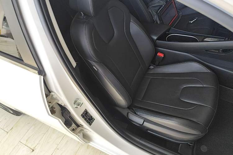 Used Hyundai Elantra 2022 1.5L CVT GLX Elite Edition Right Front Seat
