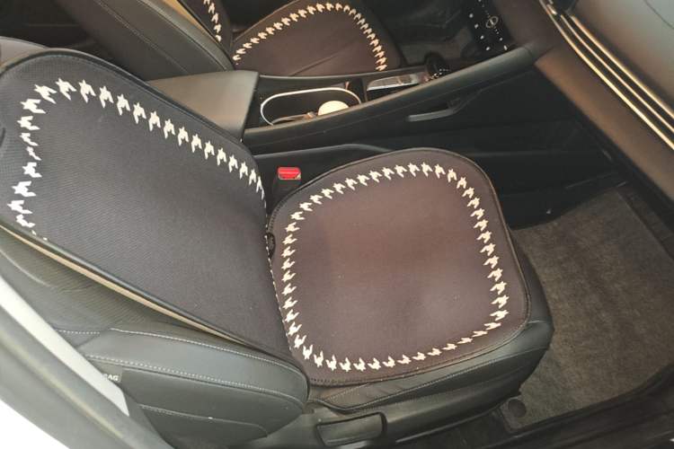 Used Hyundai Elantra 2022 1.5L CVT LUX Prestige Edition Right Front Seat