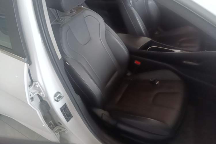 Used Hyundai Elantra 2022 1.5L CVT LUX Prestige Edition Right Front Seat