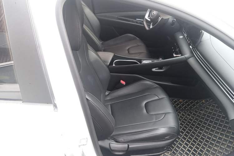 Used Hyundai Elantra 2022 1.5L CVT LUX Prestige Edition Right Front Seat