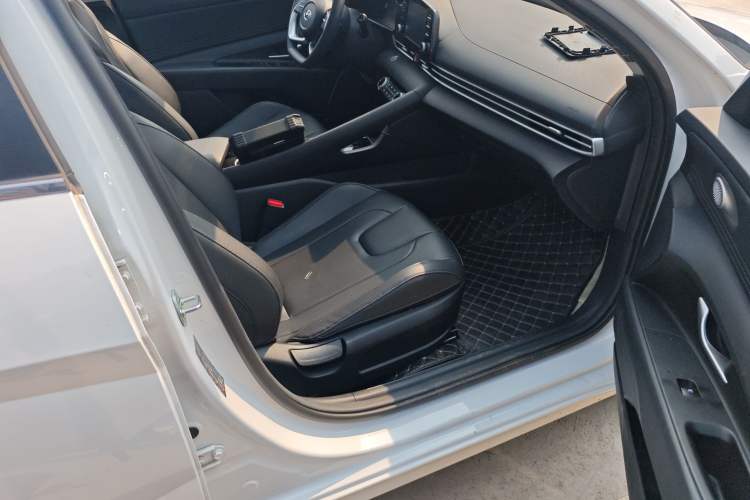 Used Hyundai Elantra 2022 1.5L CVT GLX Elite Edition Right Front Seat
