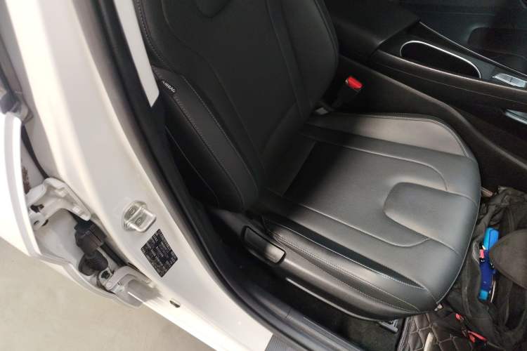 Used Hyundai Elantra 2022 1.5L CVT LUX Prestige Edition Right Front Seat