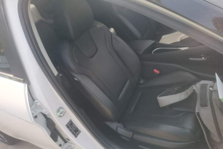 Used Hyundai Elantra 2022 1.5L CVT LUX Prestige Edition Right Front Seat